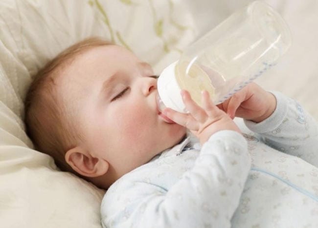 Bổ sung nước từ sữa cho con