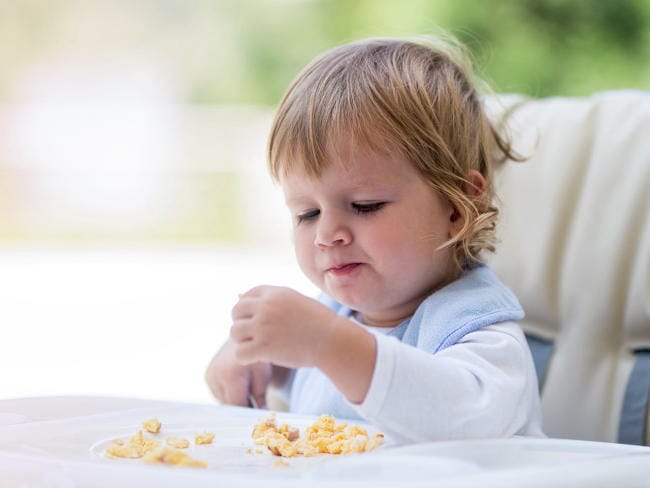 Ép con ăn chỉ càng khiến tình trạng biếng ăn của trẻ trở nên tệ hơn