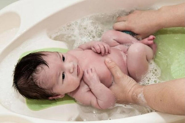 Trẻ bị phát ban sau sốt hoàn toàn có thể tắm được