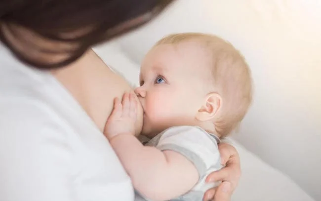 Cho bé bú mẹ để hoàn thiện hệ miễn dịch