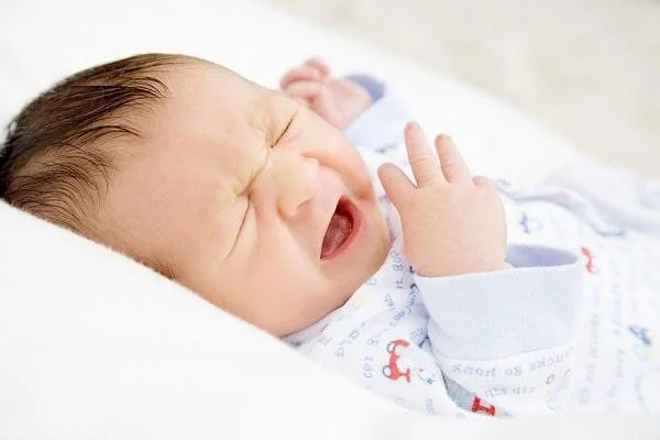 Mẹ xử lý thế nào khi trẻ sơ sinh 1 tháng tuổi bị nghẹt mũi?