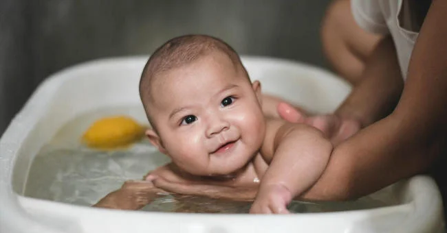 Tắm cho trẻ bằng nước ấm cũng là mẹo chữa hắt hơi sổ mũi cho bé hiệu quả