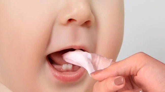 Cách vệ sinh miệng cho trẻ sơ sinh
