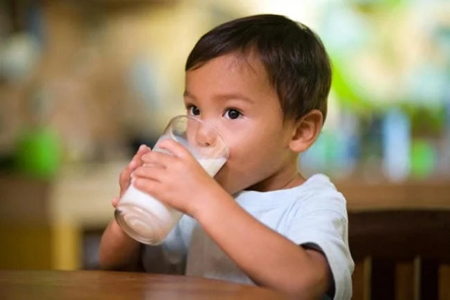 Trẻ mấy tuổi uống được sữa tươi?