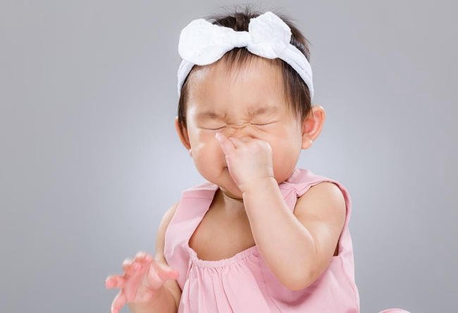 Trẻ bị hắt hơi, sổ mũi: Nguyên nhân do đâu? Điều trị thế nào?